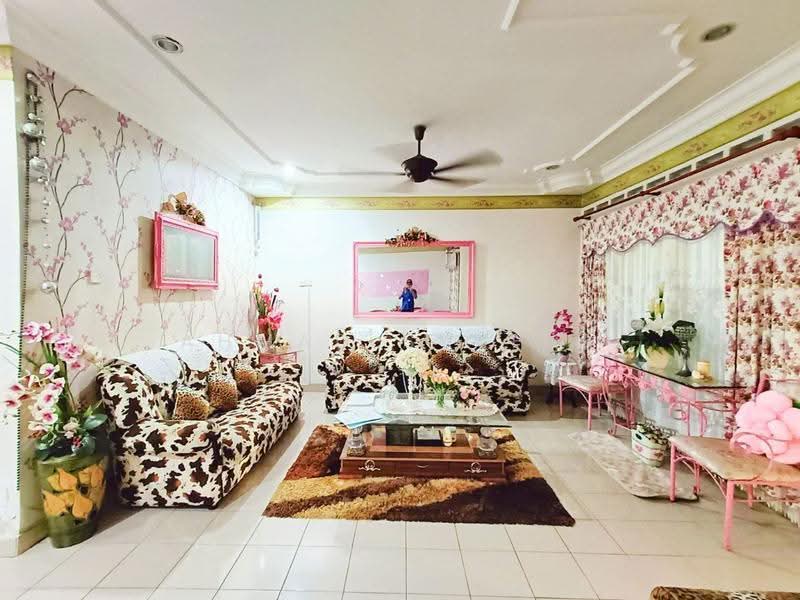 Rumah Teres 2-Tingkat untuk Dijual di Taman Panglima (Telok Panglima Garang) - Ahmad Syafiq - Living Room - PropertyGuru.com.my