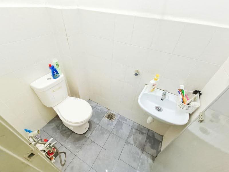 1-storey Terraced House for Sale in Kampung Batu 9 Kebun Baru (Telok Panglima Garang) - Ahmad Syafiq - Bathroom - PropertyGuru.com.my