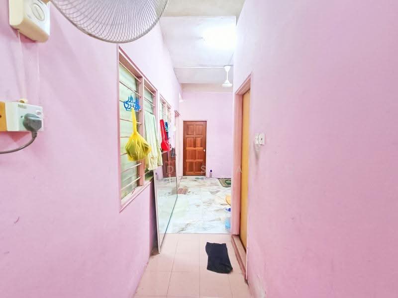 1-storey Terraced House for Sale in Kampung Kanchong Darat (Banting) - Ahmad Syafiq - Corridor - PropertyGuru.com.my