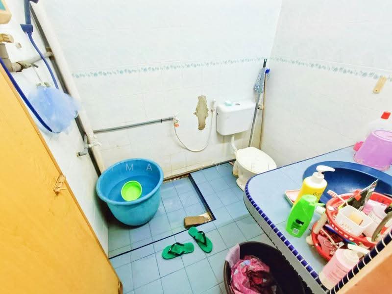 1-storey Terraced House for Sale in Kampung Kanchong Darat (Banting) - Ahmad Syafiq - Bathroom - PropertyGuru.com.my