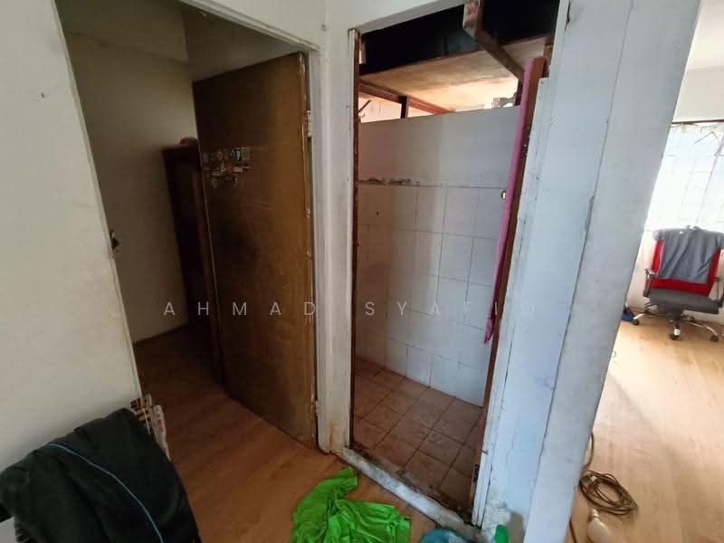 Flat for Sale at Taman Suria Pendamar Flat - Ahmad Syafiq - Bathroom - PropertyGuru.com.my