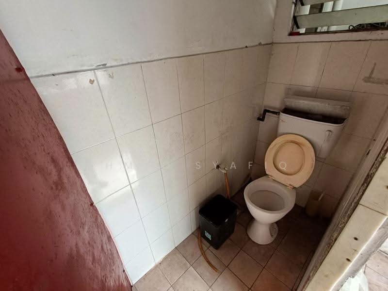 Flat for Sale at Taman Suria Pendamar Flat - Ahmad Syafiq - Bathroom - PropertyGuru.com.my