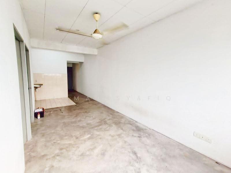 Flat for Sale at Taman Aman Perdana - Ahmad Syafiq - Living room - PropertyGuru.com.my