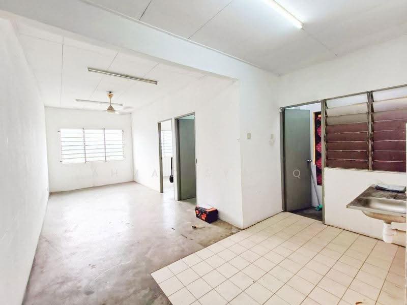 Flat for Sale at Taman Aman Perdana - Ahmad Syafiq - Living Room - PropertyGuru.com.my