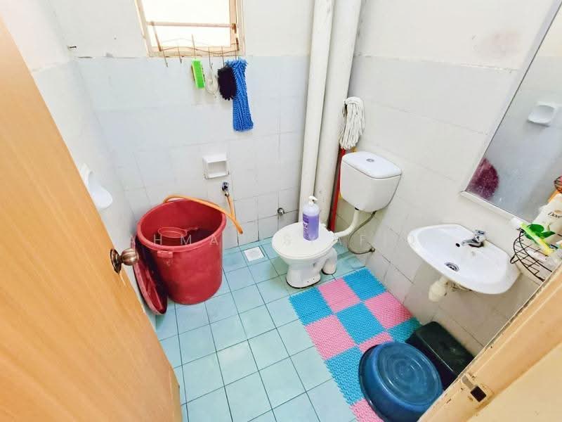 Pangsapuri untuk Dijual di Laguna Biru - Ahmad Syafiq - Bathroom - PropertyGuru.com.my