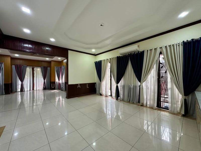 Rumah Berkembar untuk Dijual di Bukit Jelutong (Shah Alam) - Nur Alia Omar - Living Room - PropertyGuru.com.my