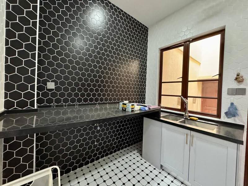 Rumah Berkembar untuk Dijual di Bukit Jelutong (Shah Alam) - Nur Alia Omar - Kitchen - PropertyGuru.com.my