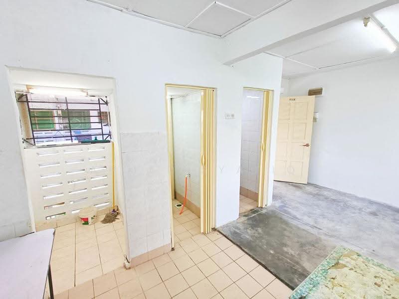 Pangsapuri untuk Dijual di Pangsapuri Utarid Subang - Ahmad Syafiq - Bathroom - PropertyGuru.com.my