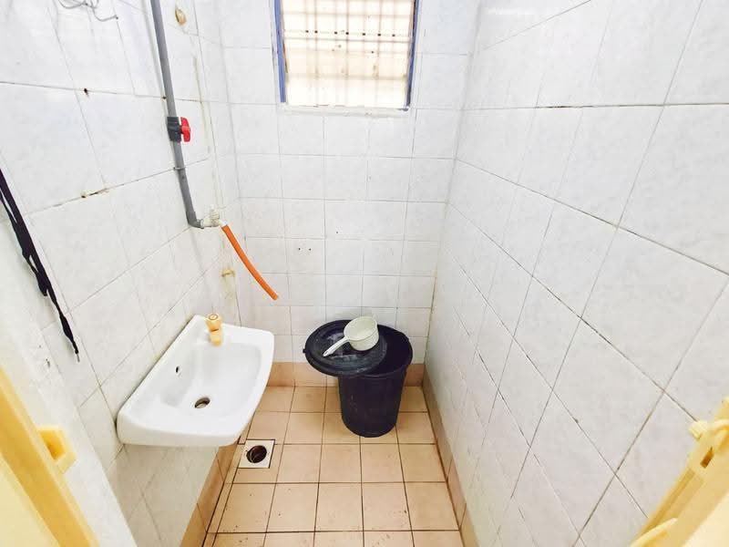 Pangsapuri untuk Dijual di Pangsapuri Utarid Subang - Ahmad Syafiq - Bathroom - PropertyGuru.com.my