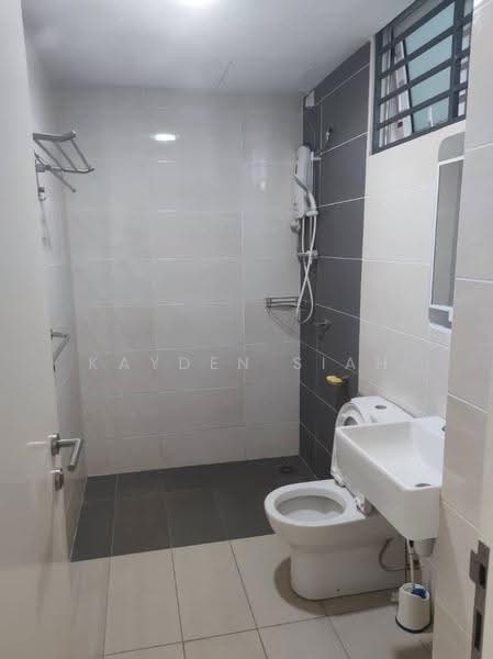 Kediaman Servis untuk Disewa di De Centrum Residences - Kayden Siah - Bathroom - PropertyGuru.com.my