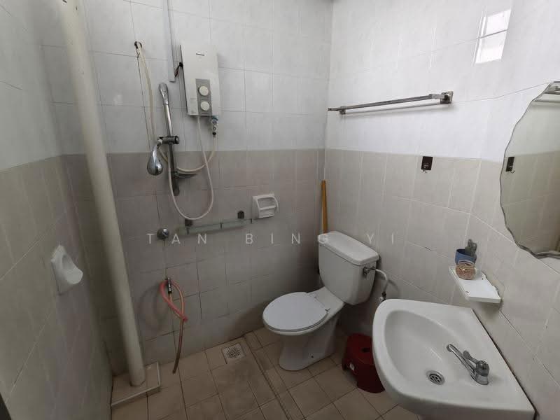 Pangsapuri untuk Dijual di Lake View Suites - Tan Bing Yi - Bathroom - PropertyGuru.com.my