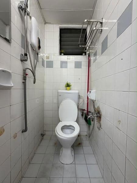 Rumah Flat untuk Disewa di Larkin Perdana - Cora Loh - Bathroom - PropertyGuru.com.my