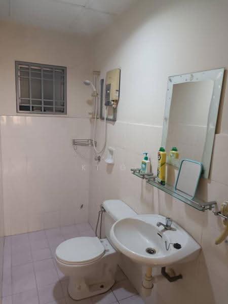 Pangsapuri untuk Dijual di Jalil Damai Apartments - KT Go - Bathroom - PropertyGuru.com.my