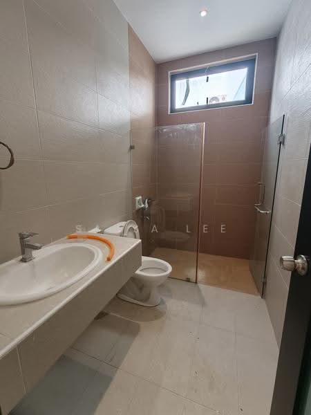 Semi-Detached House for Sale in Taman Kempas Utama (Tebrau) - Sausa Lee - Bathroom - PropertyGuru.com.my