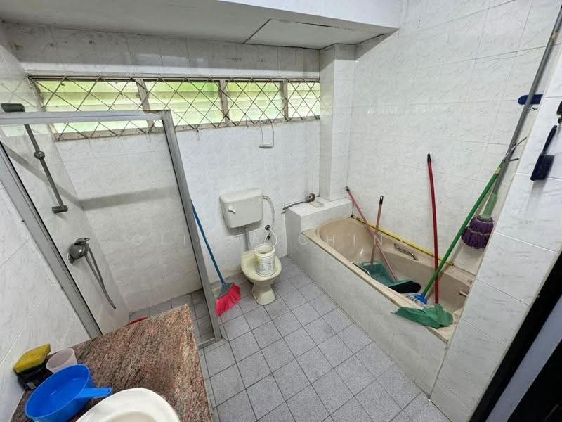 Rumah Berkembar untuk Dijual di Taman Pelangi (Johor Bahru) - Olivia Ching - Bathroom - PropertyGuru.com.my