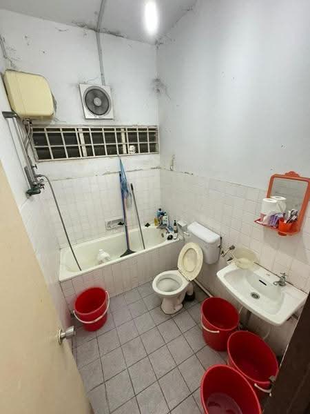 Rumah Berkembar untuk Dijual di Taman Pelangi (Johor Bahru) - Olivia Ching - Bathroom - PropertyGuru.com.my