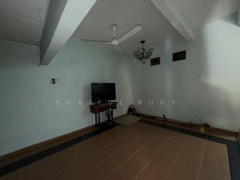 Rumah Teres untuk Dijual di Taman Pinggiran Golf (Paroi) - Shaiful Rudy - Living Room - PropertyGuru.com.my