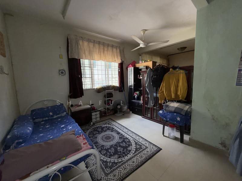 Rumah Teres untuk Dijual di Taman Pinggiran Golf (Paroi) - Shaiful Rudy - Bedroom - PropertyGuru.com.my
