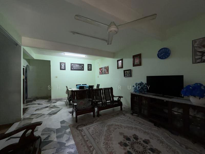 Rumah Teres untuk Dijual di Taman Pinggiran Golf (Paroi) - Shaiful Rudy - Living Room - PropertyGuru.com.my