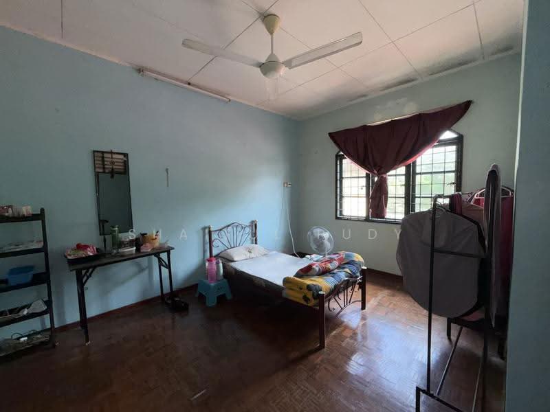 Rumah Teres untuk Dijual di Taman Pinggiran Golf (Paroi) - Shaiful Rudy - Bedroom - PropertyGuru.com.my