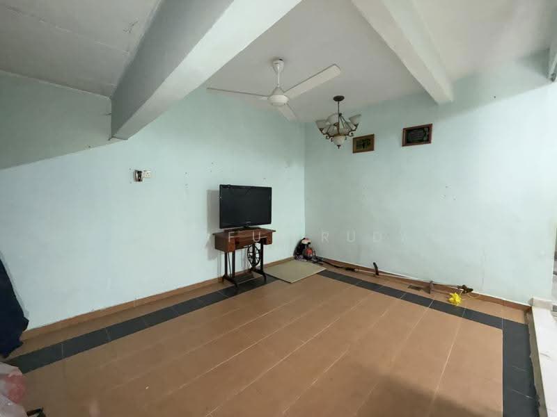 Rumah Teres untuk Dijual di Taman Pinggiran Golf (Paroi) - Shaiful Rudy - Living Room - PropertyGuru.com.my