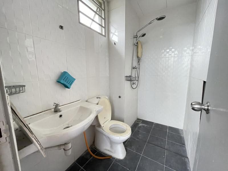 Kondominium untuk Dijual di 228 Kondominium - MY Loh - Bathroom - PropertyGuru.com.my
