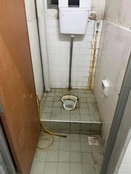 Shop / Office for Sale in Taman Puteri Wangsa (Ulu Tiram) - Ee Fong Toh - Bathroom - PropertyGuru.com.my