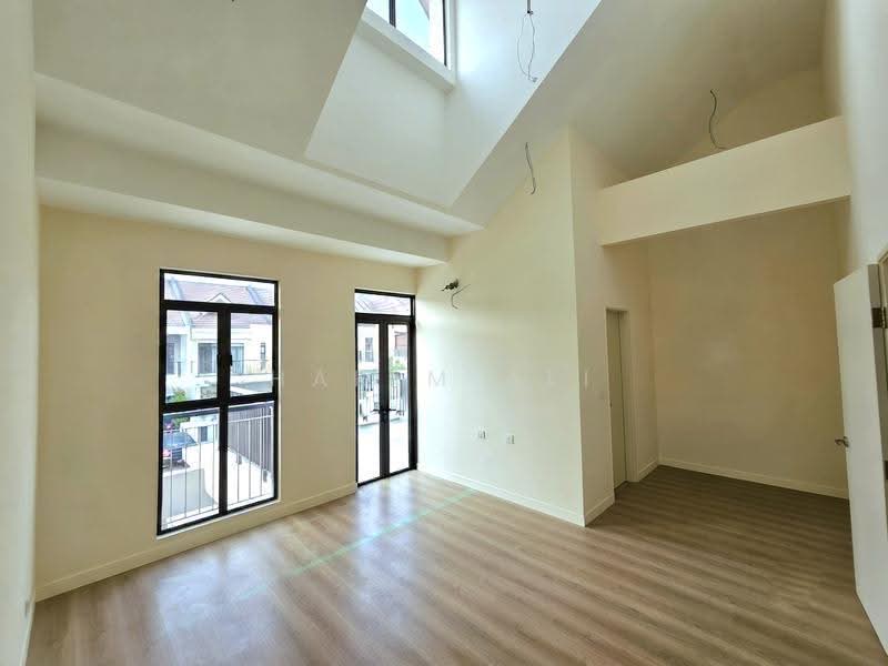 Rumah Teres 2-Tingkat untuk Dijual di Sunsuria City (Dengkil) - Hakim Ali - Living Room - PropertyGuru.com.my