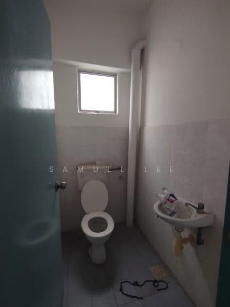Office for Sale in Pulau Melaka (Melaka City) - Samuel Lee - Bathroom - PropertyGuru.com.my