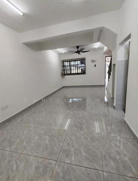 Rumah Teres 2-Tingkat untuk Dijual di Taman Ungku Tun Aminah (Skudai) - Daniel Yong - Living Room - PropertyGuru.com.my