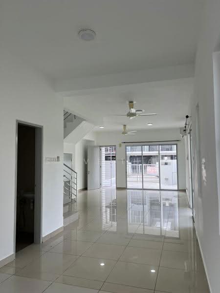 Rumah Teres 3-Tingkat untuk Dijual di Taman Desa Serdang (Seri Kembangan) - Steve Tham - Living Room - PropertyGuru.com.my