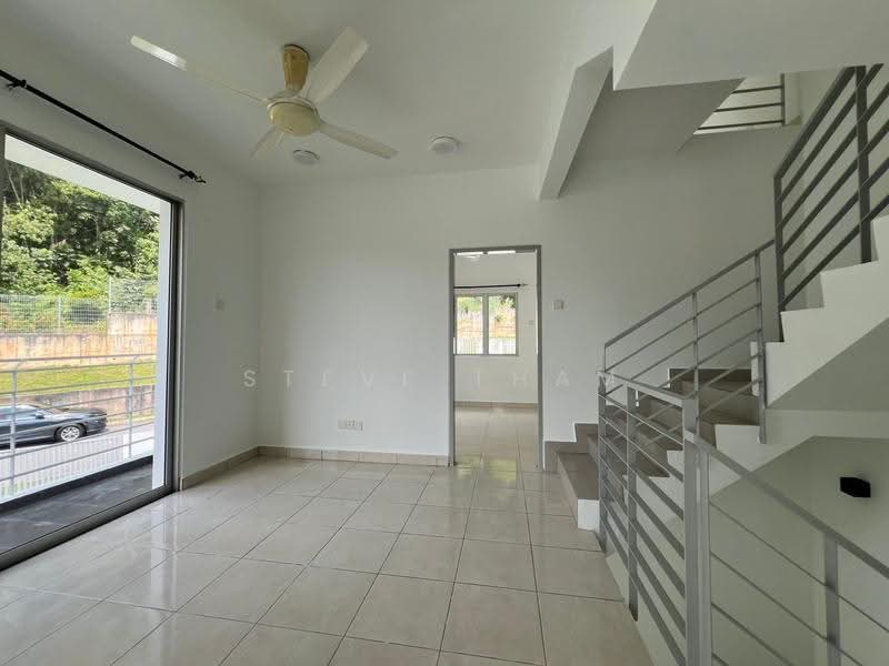 Rumah Teres 3-Tingkat untuk Dijual di Taman Desa Serdang (Seri Kembangan) - Steve Tham - Living Room - PropertyGuru.com.my