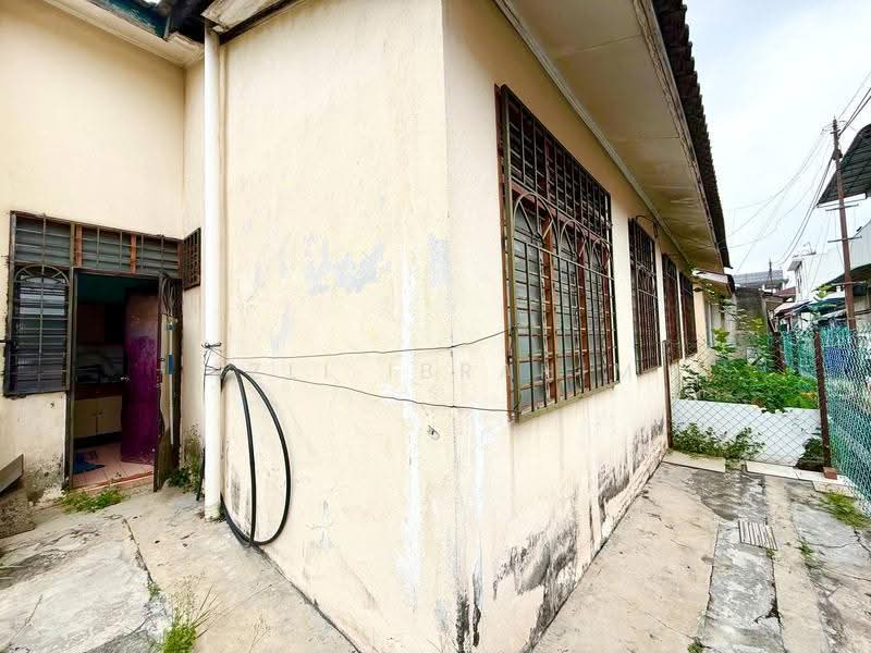 1-storey Terraced House for Sale in Taman Semenyih Indah (Semenyih) - Azli Ibrahim - Exterior - PropertyGuru.com.my