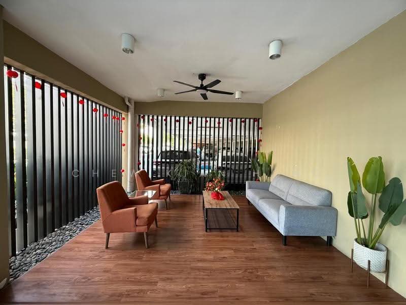 Kediaman Servis untuk Dijual di Sky Gardens Residences - Chew Kian Hong - Living Room - PropertyGuru.com.my