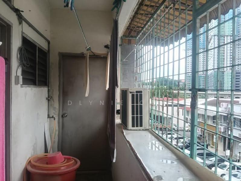Pangsapuri untuk Dijual di Salak South Garden (Taman Salak Selatan) - Dlynie Ooi - Balcony - PropertyGuru.com.my