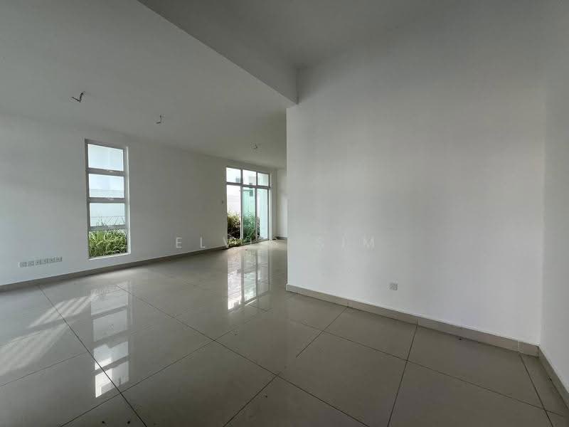 Rumah Teres 2-Tingkat untuk Disewa di Taman Bestari Indah (Ulu Tiram) - Elvis Sim - Living Room - PropertyGuru.com.my