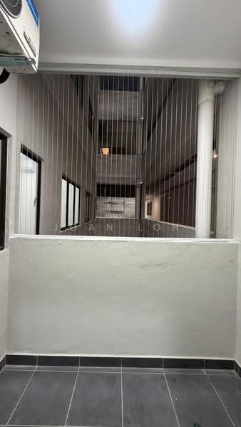 Kediaman Servis untuk Disewa di Vision City Youth City - Joan Loh - Corridor - PropertyGuru.com.my