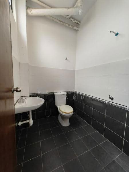 Bungalow House untuk Dijual di Taman Astana Indah (Bangi) - Rafedah Binti Abdul Aziz - Bathroom - PropertyGuru.com.my