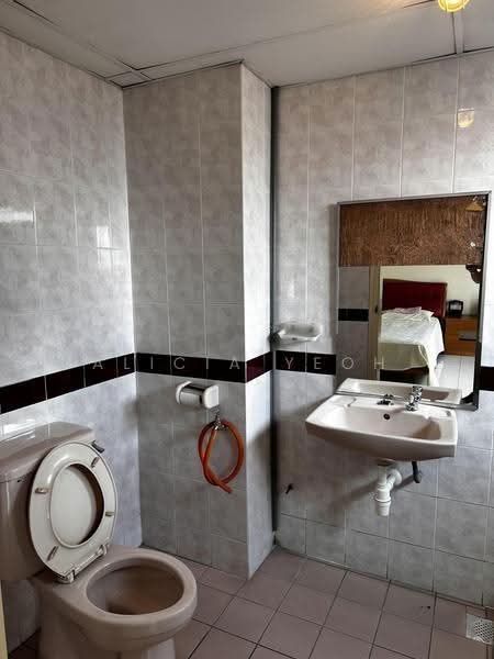 Condominium for Rent at Endah Regal Condominium - Alicia Yeoh - Bathroom - PropertyGuru.com.my