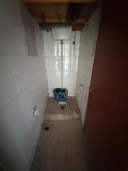 Shop for Rent in Taman Bukit Serdang (Seri Kembangan) - Wai Ann Teng - Bathroom - PropertyGuru.com.my