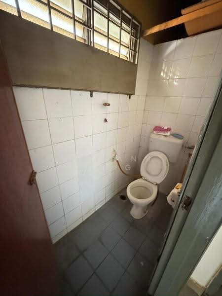 Shop for Rent in Taman Bukit Serdang (Seri Kembangan) - Wai Ann Teng - Bathroom - PropertyGuru.com.my