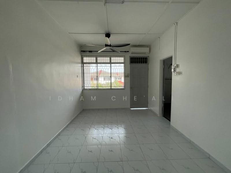 2-storey Terraced House for Sale in Seri Kuantan (Kuantan) - Idham Che'Ali - Living Room - PropertyGuru.com.my