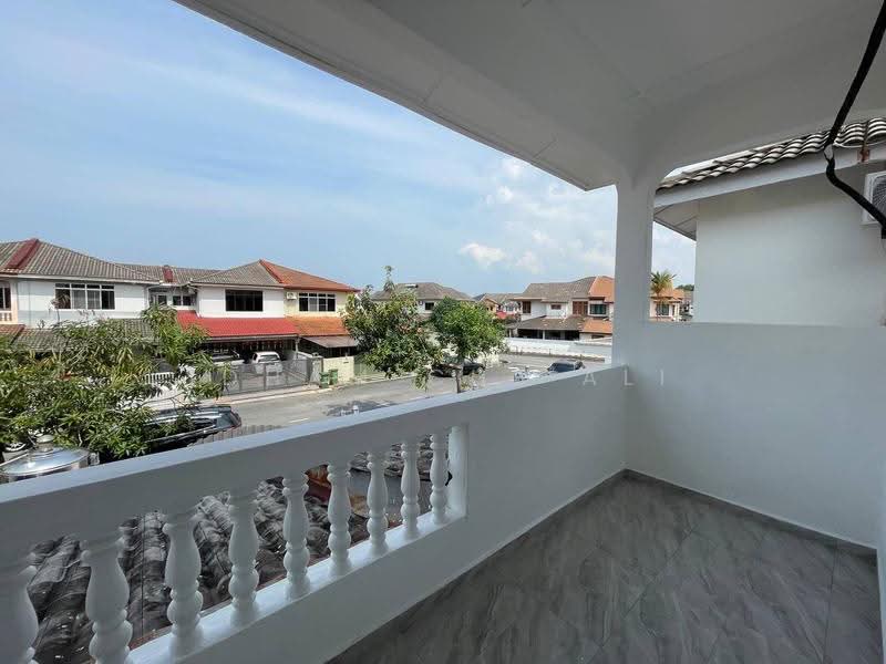 2-storey Terraced House for Sale in Seri Kuantan (Kuantan) - Idham Che'Ali - Balcony - PropertyGuru.com.my
