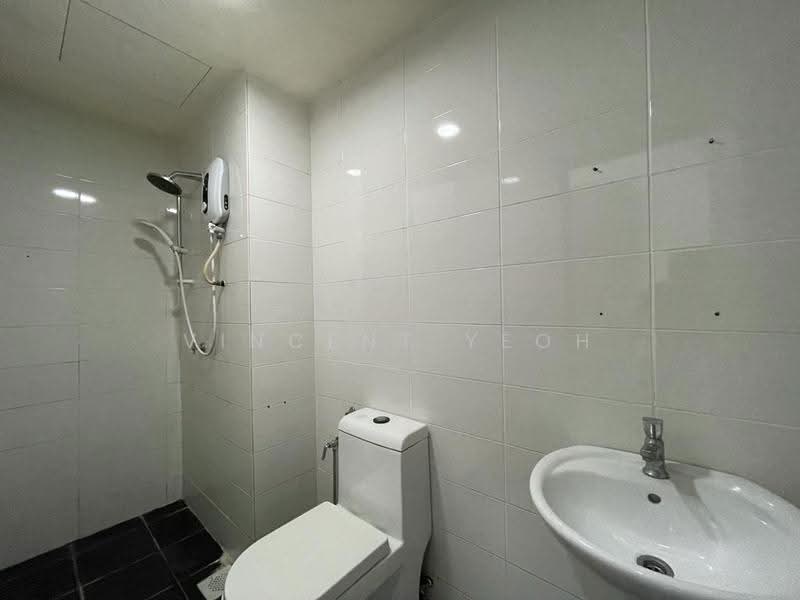 Kediaman Servis untuk Dijual di Silk Residence - Vincent Yeoh - Bathroom - PropertyGuru.com.my