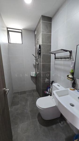 Kediaman Servis untuk Dijual di Twin Tower Residence - Linn Loke - Bathroom - PropertyGuru.com.my