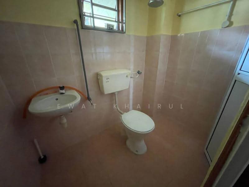 2-storey Terraced House for Sale in Bandar Saujana Putra (Tanjong Duabelas) - Ewat Khairul - Bathroom - PropertyGuru.com.my