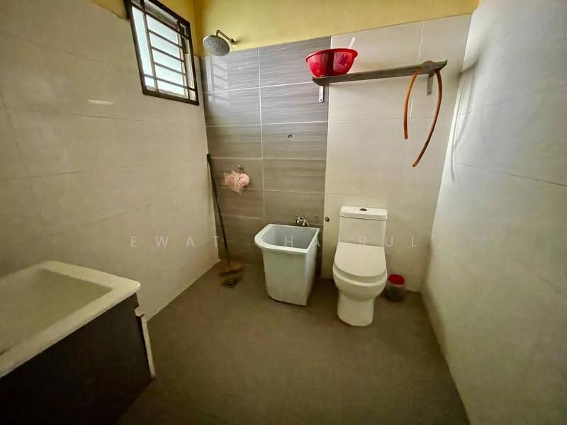 2-storey Terraced House for Sale in Bandar Saujana Putra (Tanjong Duabelas) - Ewat Khairul - Bathroom - PropertyGuru.com.my