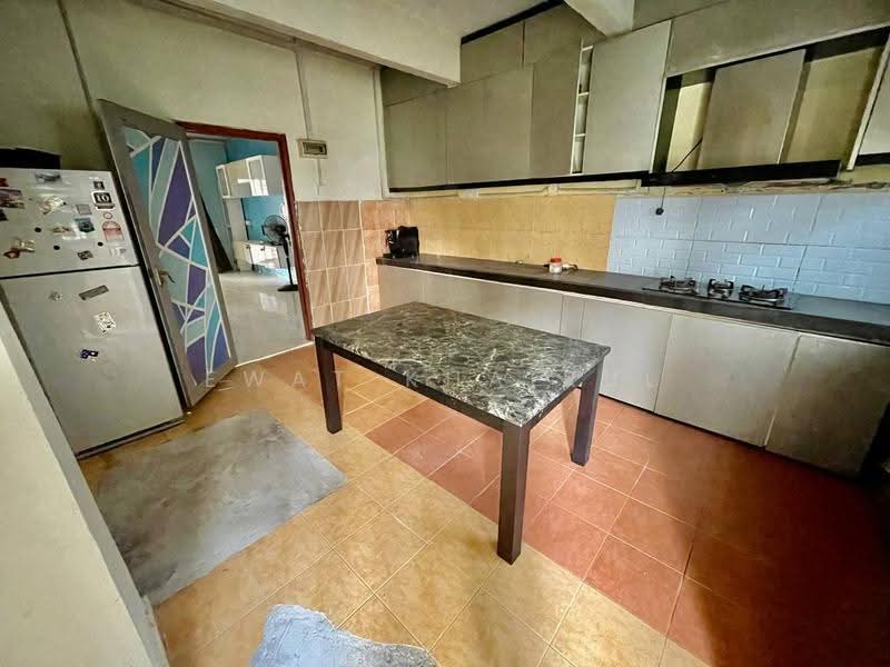 2-storey Terraced House for Sale in Bandar Saujana Putra (Tanjong Duabelas) - Ewat Khairul - Kitchen - PropertyGuru.com.my