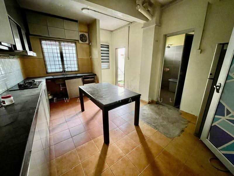 2-storey Terraced House for Sale in Bandar Saujana Putra (Tanjong Duabelas) - Ewat Khairul - Kitchen - PropertyGuru.com.my