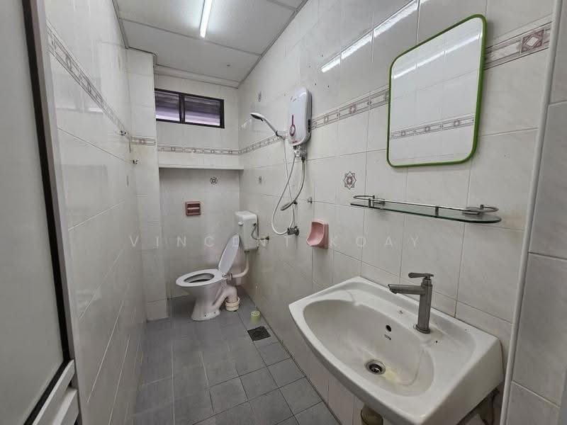 Rumah Flat untuk Disewa di Taman Harbour View (Wisma KGN) - Vincent Koay - Bathroom - PropertyGuru.com.my